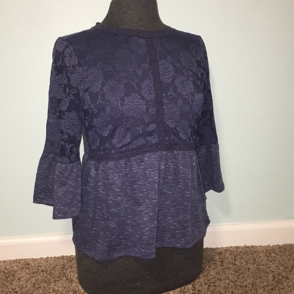 long/shortish sleeved shirt